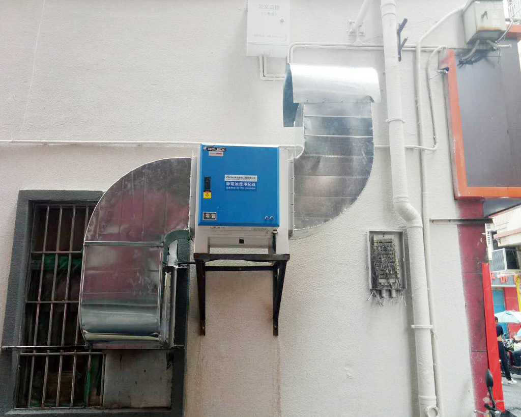 油煙凈化器安裝在酒店的外墻上。.png