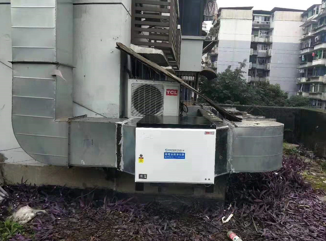 油煙凈化器安裝在地面上。.png